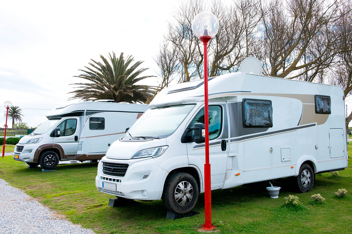 Wohnmobil waagerecht ausrichten: mit Auffahrkeilen, Wasserwaage und Stützen zum sauberen Stand