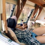 Hund im Wohnmobil: Wie ein Vierbeiner das Reisemobil-Leben verändert