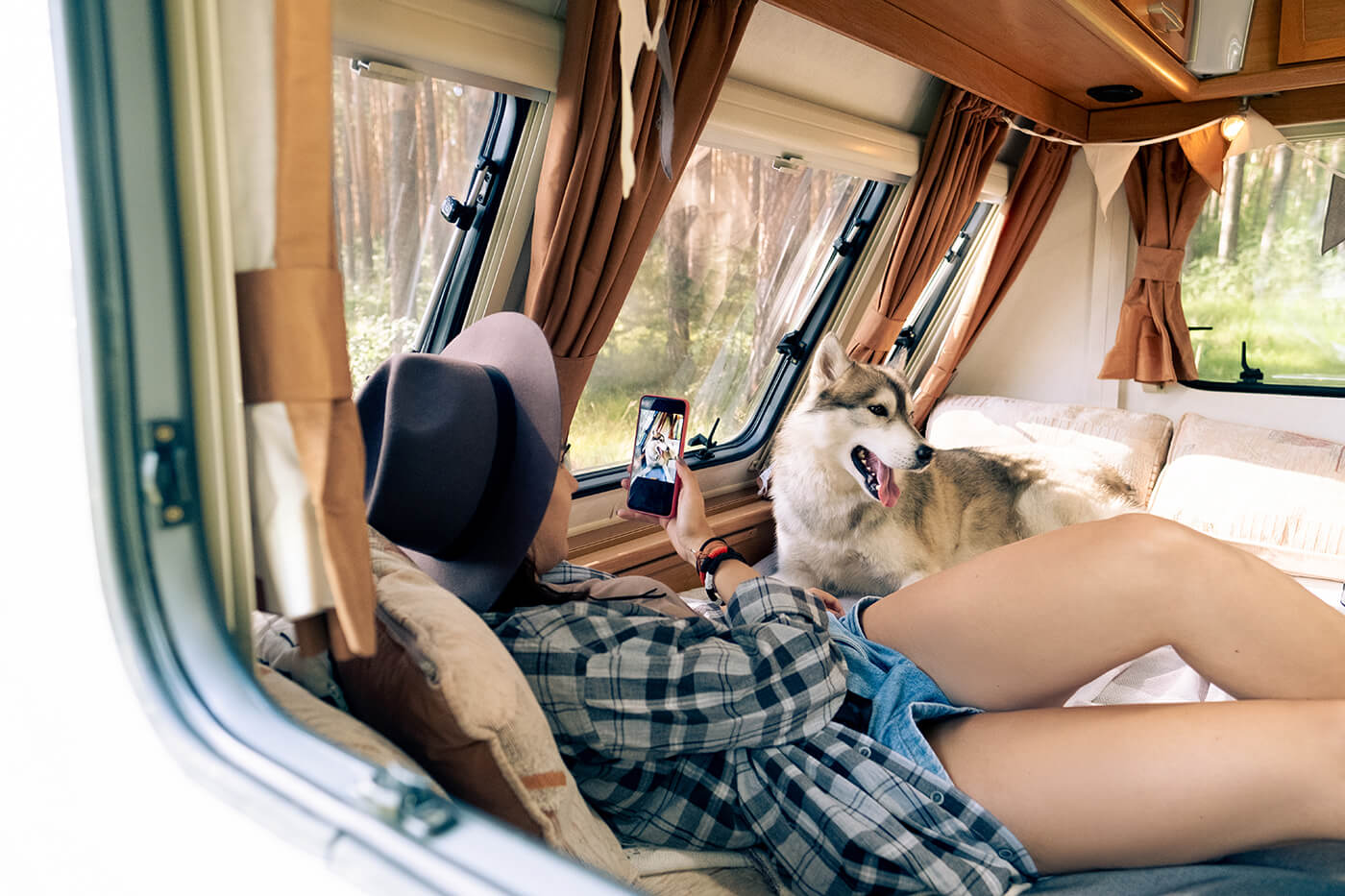Hund im Wohnmobil: Wie ein Vierbeiner das Reisemobil-Leben verändert