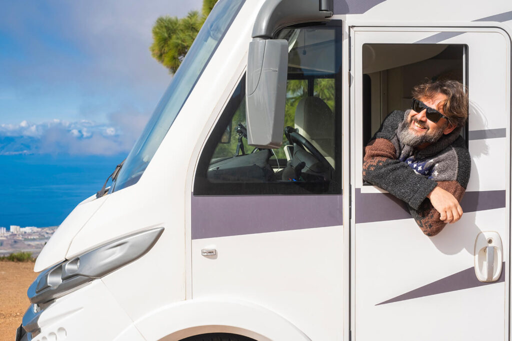 Vom Hochdach-Camper bis zum Liner: welche Wohnmobil-Fahrzeuggröße zu Ihren Reisen passt