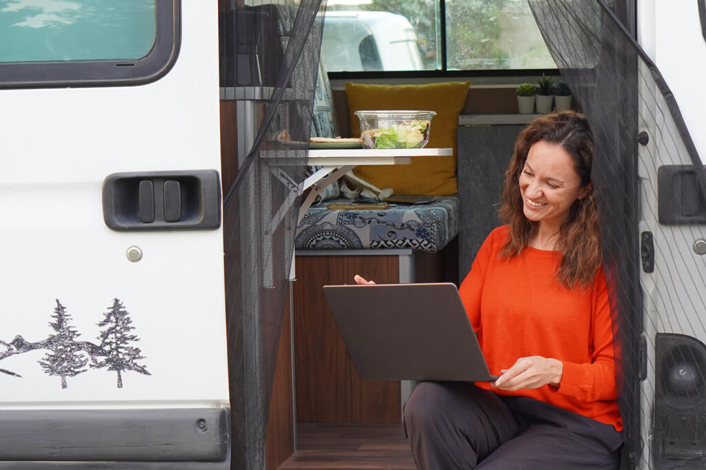 Internet im Wohnmobil: Router, Antenne und Datentarif für stabiles Netz unterwegs